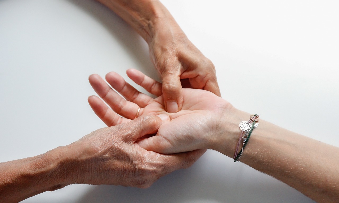 Masaż a terapia ręki: jak masaż może pomóc w leczeniu urazów ręki?