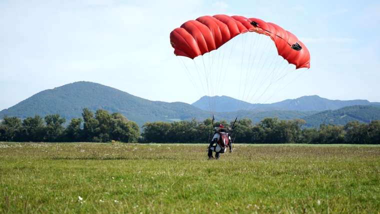 Przygotowanie do pierwszego skoku spadochronowego – co powinieneś wiedzieć?