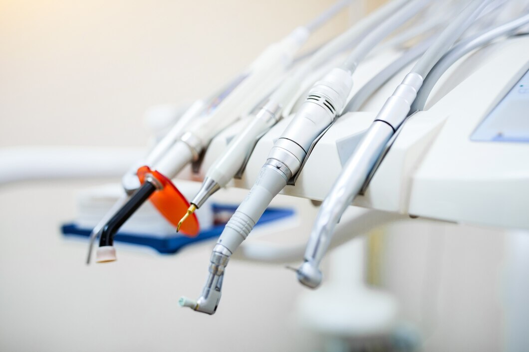 Porady dla stomatologów: jak wybrać odpowiednie narzędzia do różnych zabiegów dentystycznych