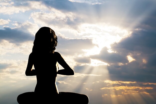 Jak joga i medytacja wpływają na zdrowie fizyczne i psychiczne
